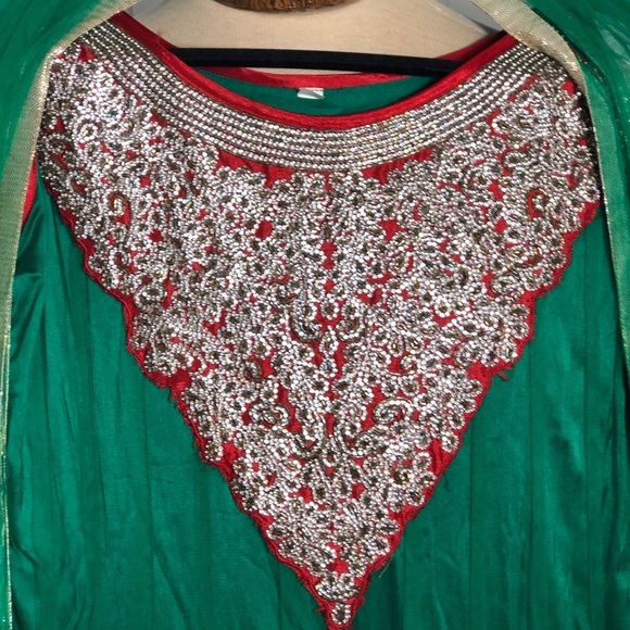 - Womens East Indian 3 Piece Outfit.Green/Red/Silver - Picture 2 of 8